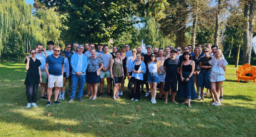 Gruppenbild der Invesdor-Mitarbeiter, Maximilian darunter als Marketingmanager bei Invesdor