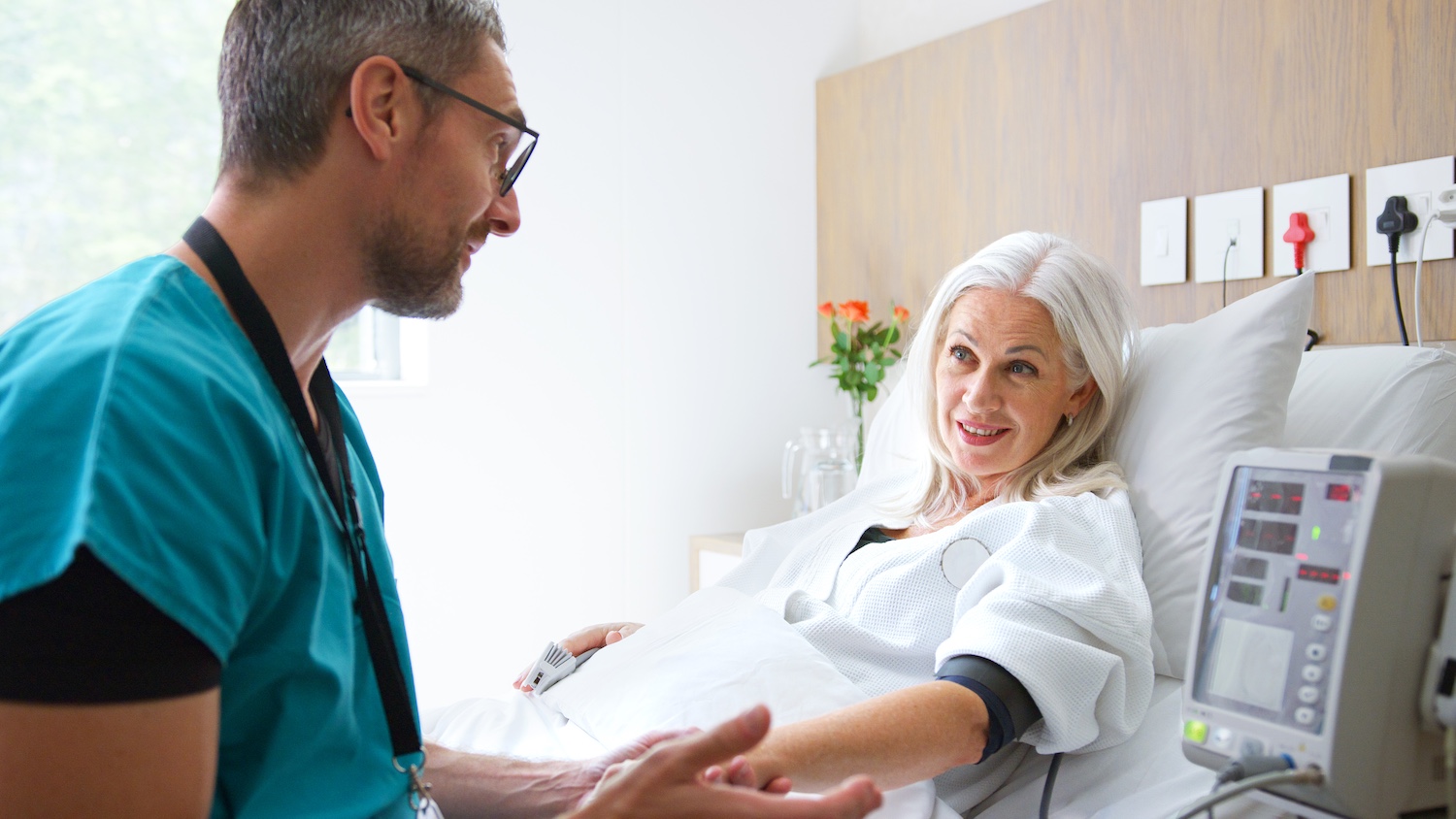 Arzt und Patientin im Krankenhaus – MedTech im Einsatz